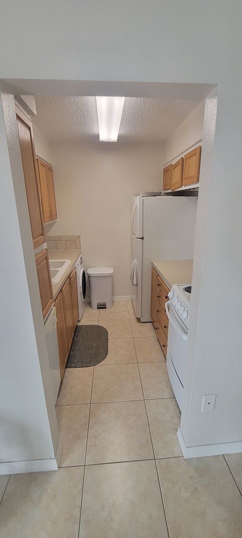 Building Photo - Furnished or Unfurnished 1 Bed Steps from Mad Beach