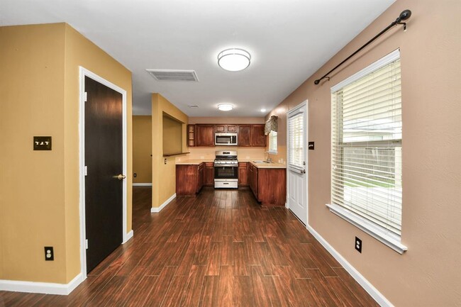 Building Photo - 7611 Legacy Pines Dr