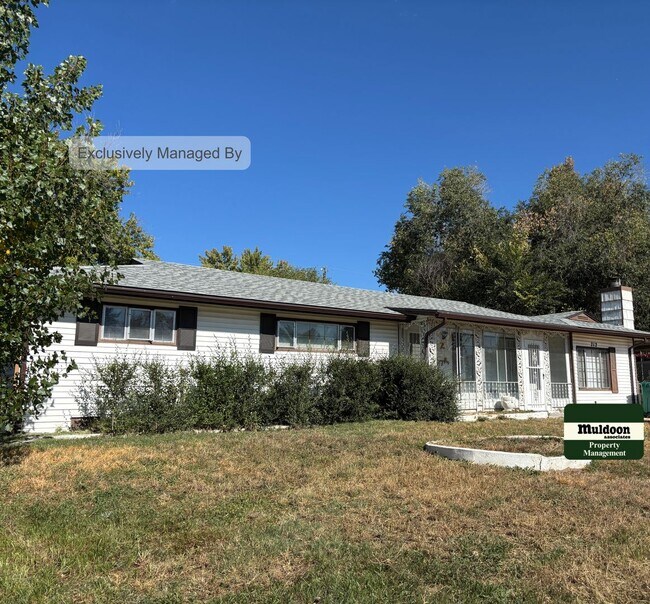 Building Photo - Available Now! Main Level Living, Close to...