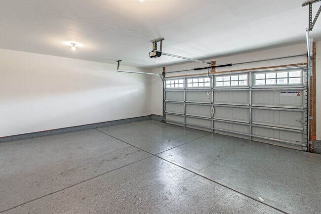 Building Photo - 3 bedroom, 2.5 bath Middletown end unit townhome