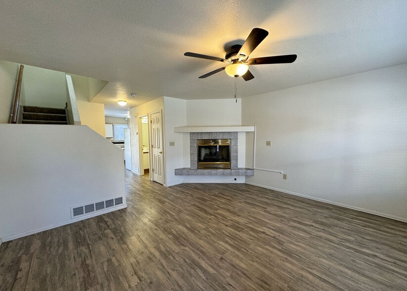 Building Photo - 6913 Yellowpine Dr