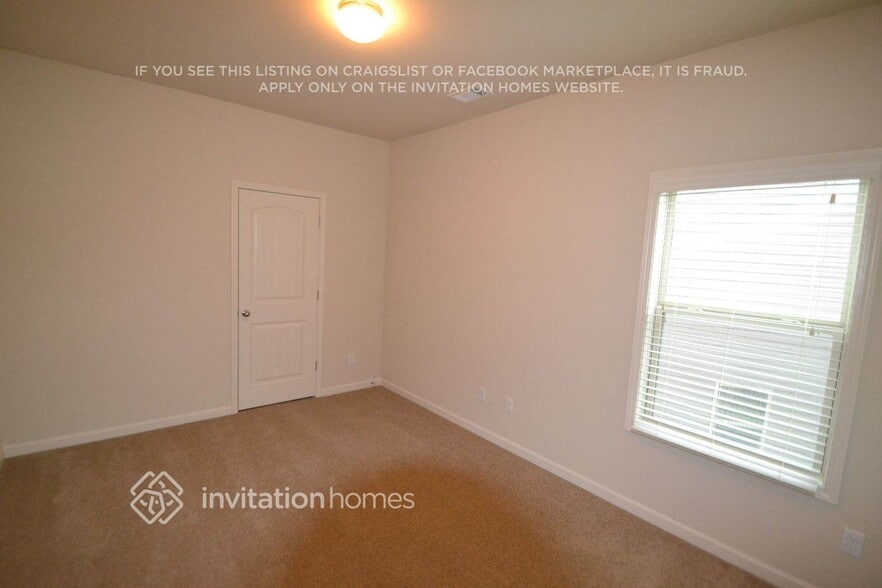 Building Photo - 3911 Lake Manor Way