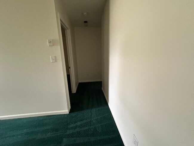 Building Photo - 100 Robbins Ave