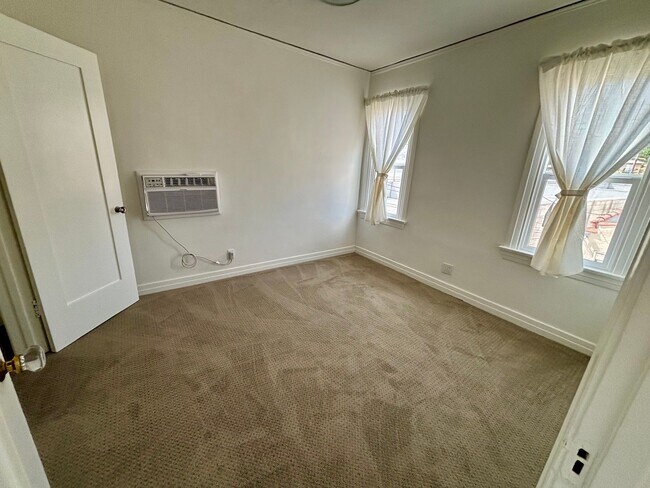 Building Photo - 2809-2821.5-28215 Rowena Ave