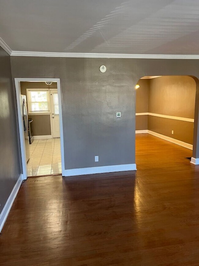 Building Photo - 3 Bedroom Home with Basement and yard