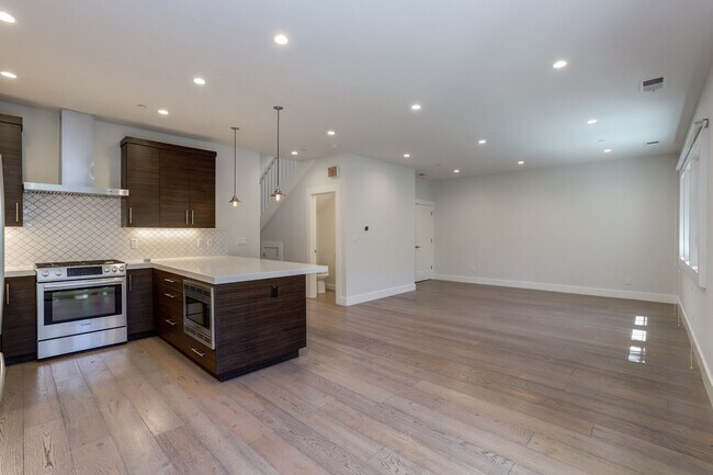 Building Photo - 2 Bed / 2.5 Bath Luxurious townhome near d...
