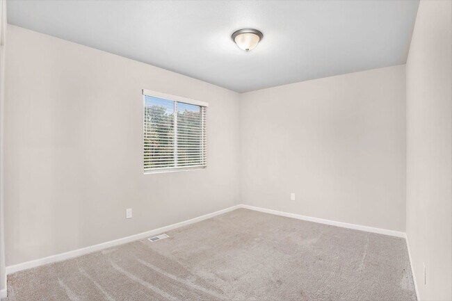 Building Photo - Immediate Occupancy Available!
