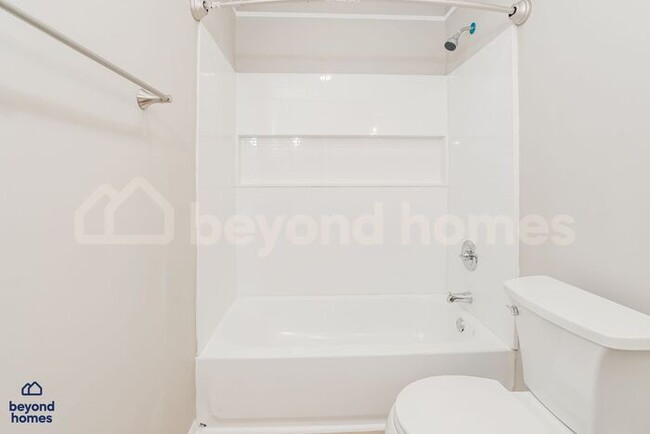 Building Photo - Stunning 4 Bedroom 2 Bathroom Home - Looki...