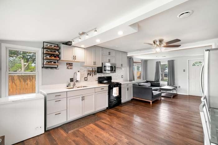 Building Photo - 2303 Sweetbriar Ave