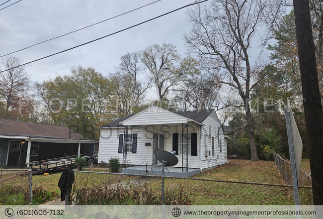 Building Photo - Recently Renovated Rental-Ready 3 bedroom ...