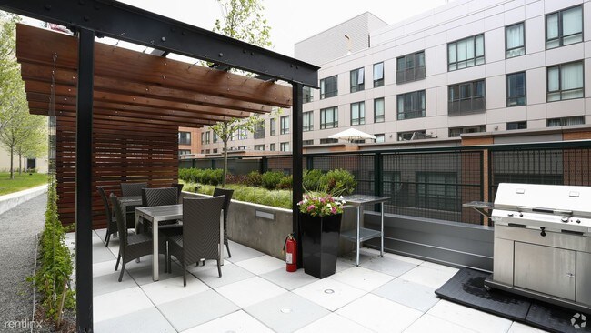 Building Photo - 112 beverly St