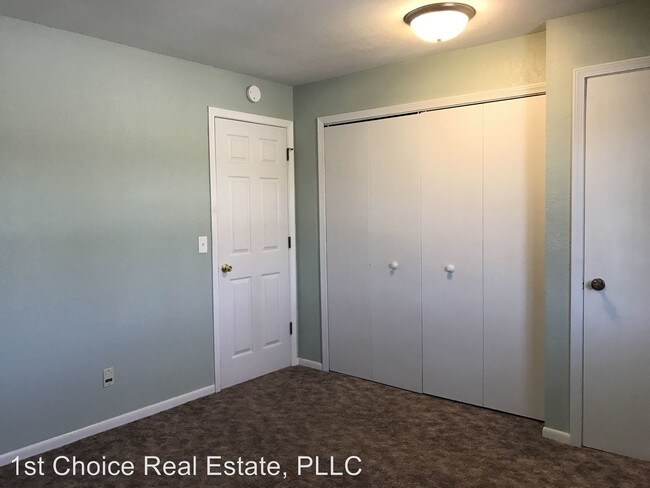 Building Photo - 1717 Maple Rdg