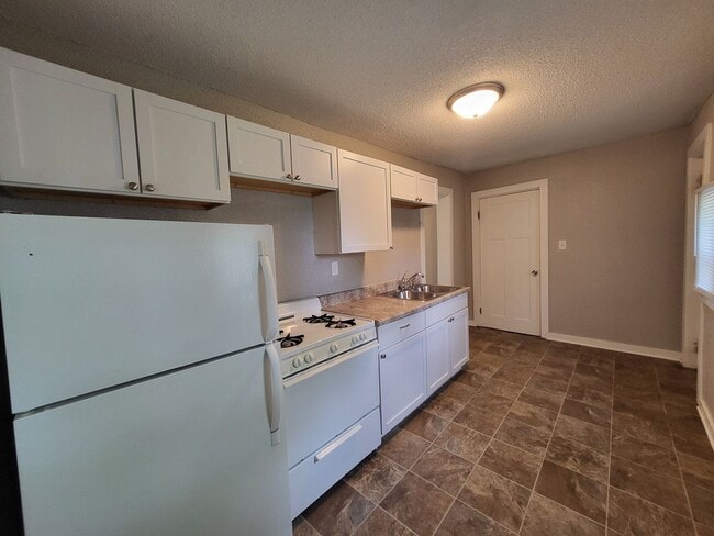 Building Photo - 1 Bedroom home with garage!