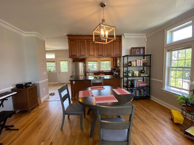 Building Photo - Three Bedroom 3.5 baths Townhouse for Rent...