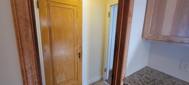 Building Photo - 24 S Pine St