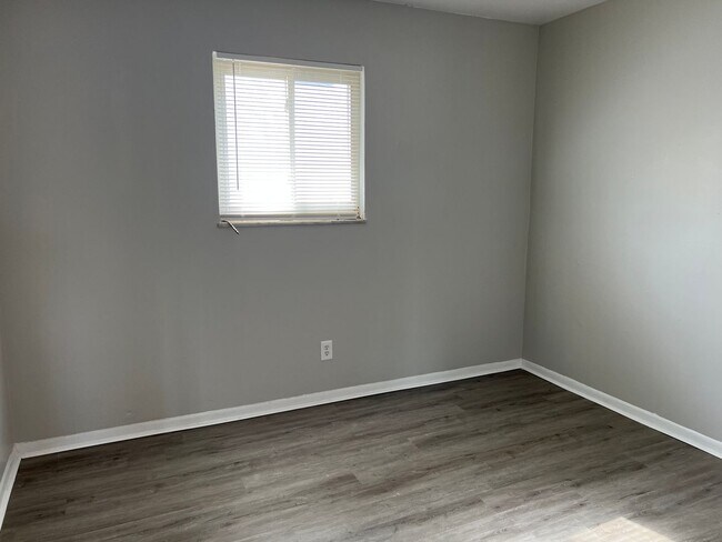 Building Photo - East Ridge Apartments - Remodeled 2 bedroom unit w/ Balcony