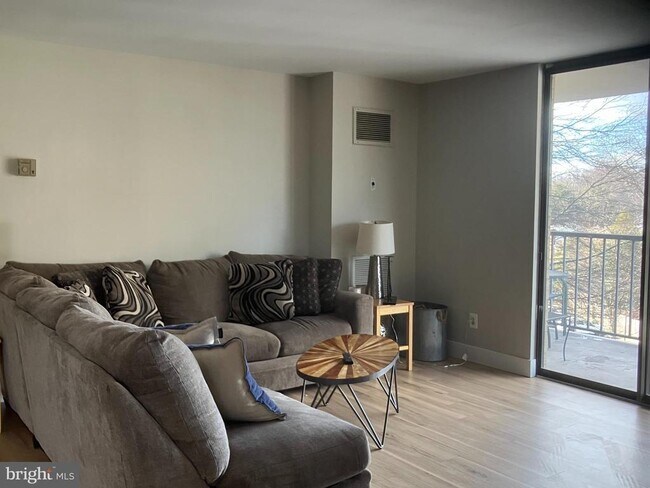 Building Photo - 7420 Westlake Terrace