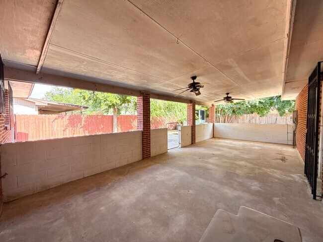 Building Photo - 201 Gumwood Ln
