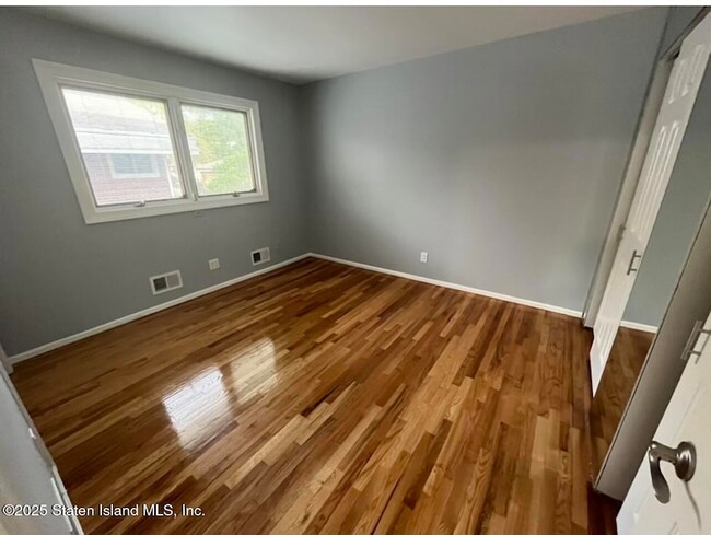 Building Photo - 384 Purdy Ave