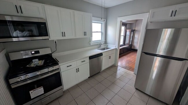 Building Photo - Spacious 2-Bedroom Lakewood Home with Mode...