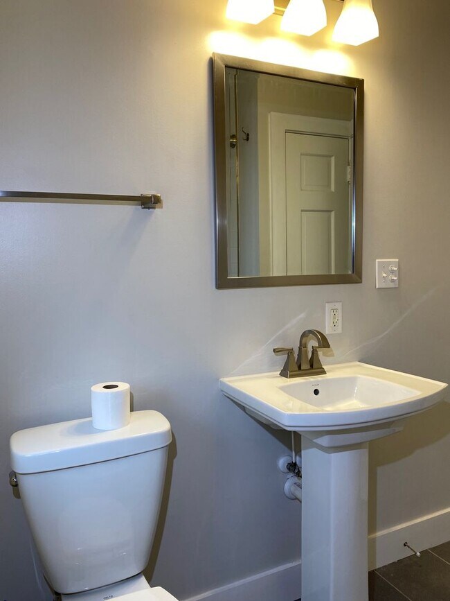 Building Photo - Charming 3 Bedroom/1 Bathroom Townhome in ...