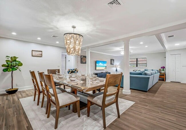 Building Photo - 532 N Palmway