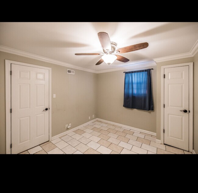 Building Photo - 907 N Graycroft Ave