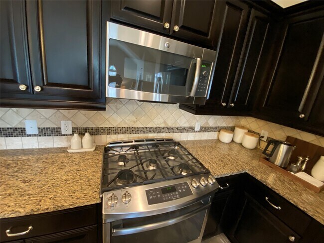 Building Photo - 5159 Oasis Park Ln