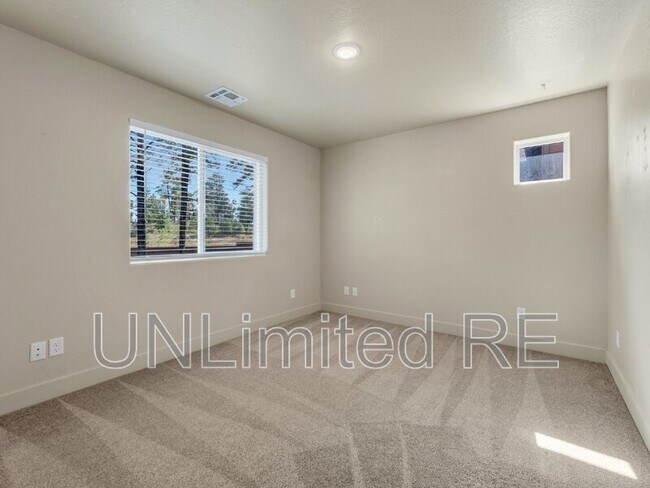 Building Photo - 2539 W Josselyn Dr