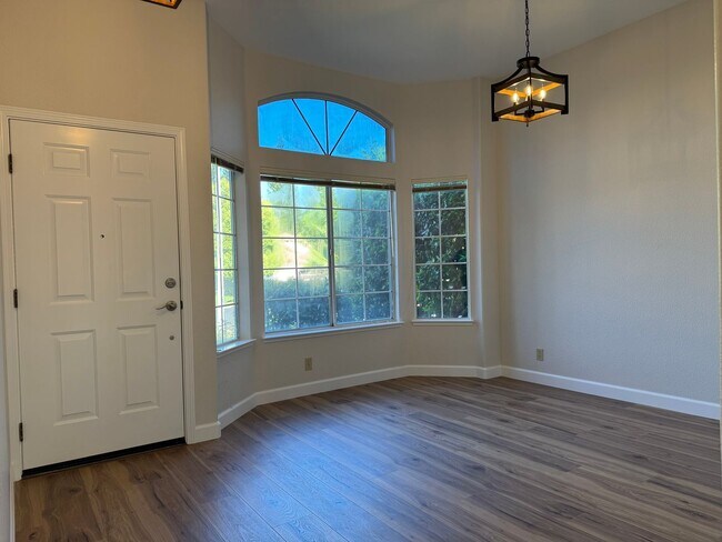 Building Photo - Available July 1st. New Renovated!