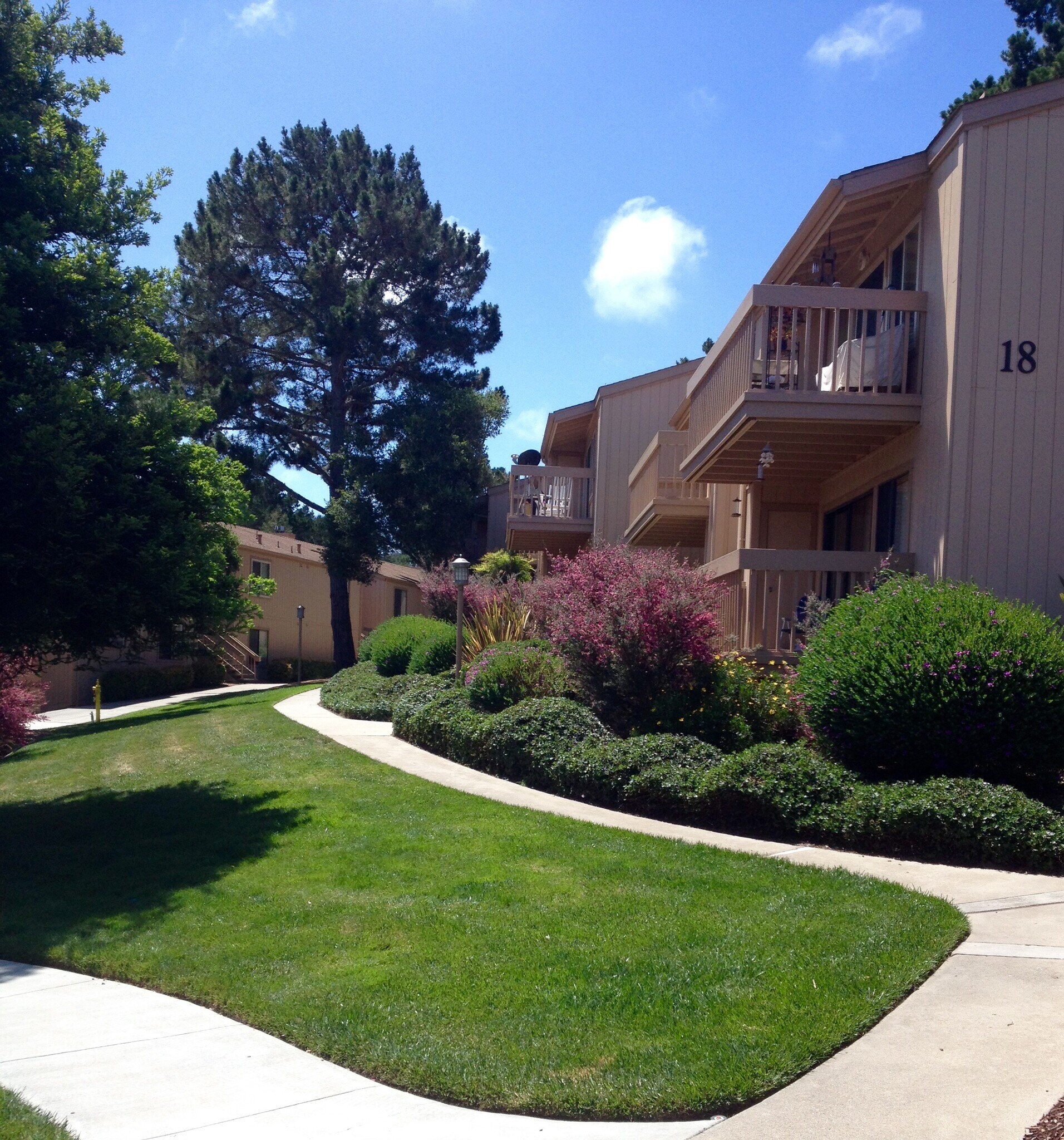 Building Photo - 300 Glenwood Cir