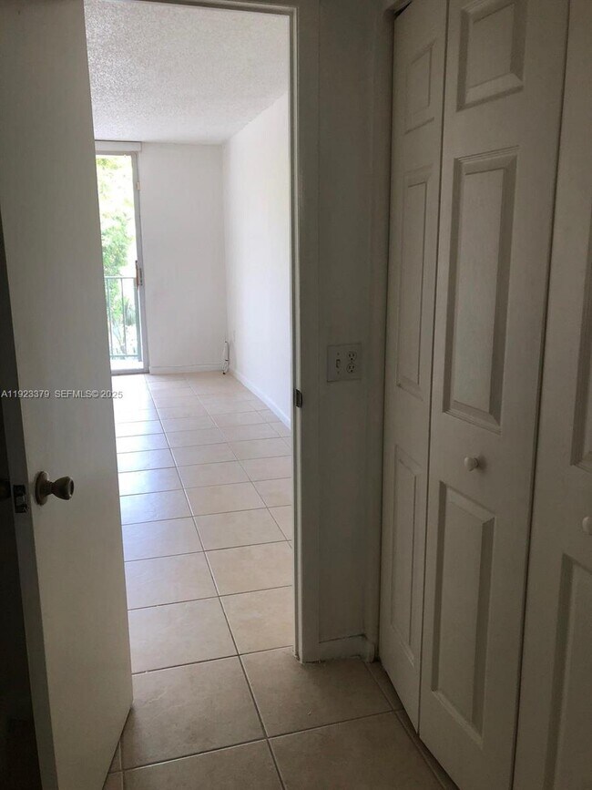 Building Photo - 9360 Fontainebleau Blvd