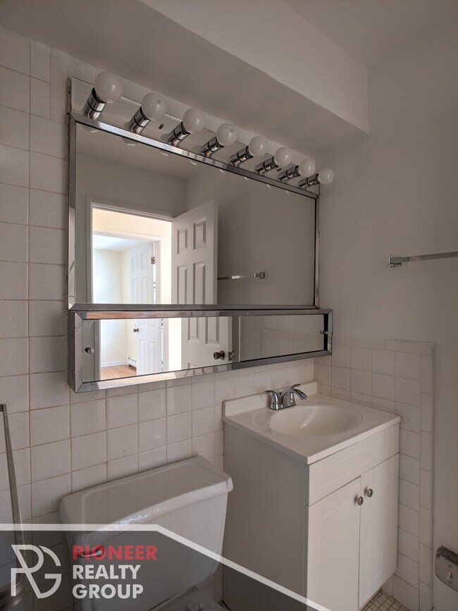 Building Photo - 660 W Wrightwood Ave