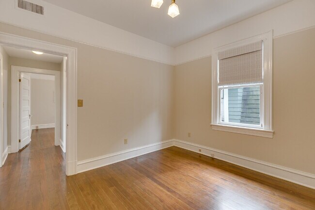 Building Photo - Rare & Charming Upper Queen Anne Home Available July!