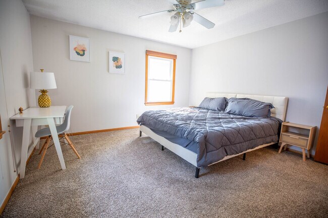 Building Photo - 202 NW Sharmin Dr