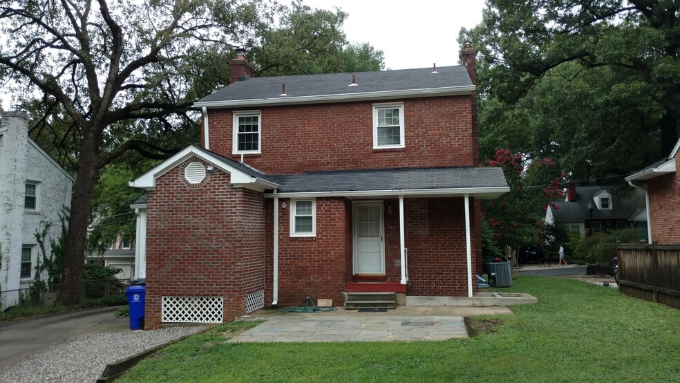 Rear View of Outside - 1605 N Stafford St