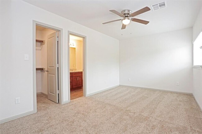 Building Photo - 897 E Semands St