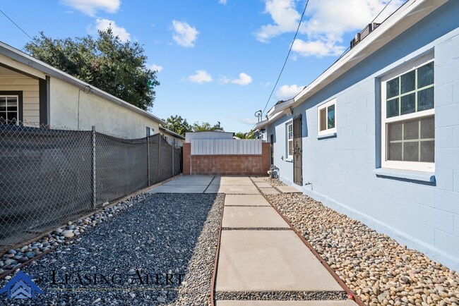 Building Photo - 700 S Kalisher St