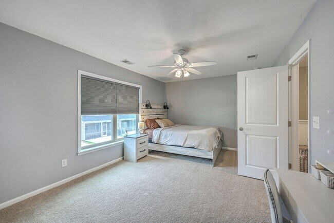 Building Photo - Spacious End-Unit Townhome with Modern Com...