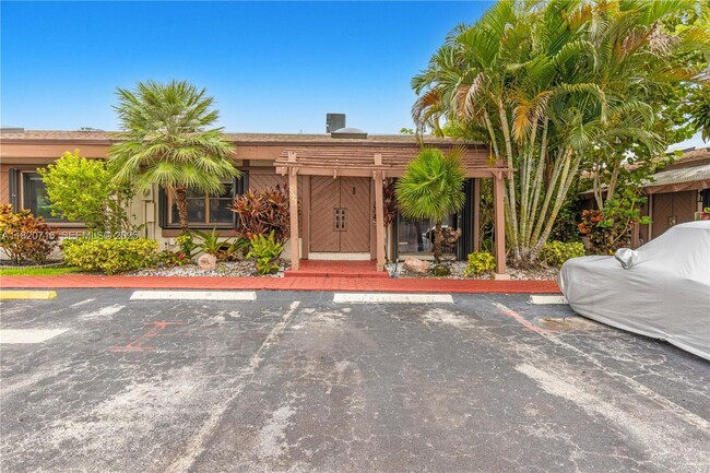 Building Photo - 2627 Parkview Dr S