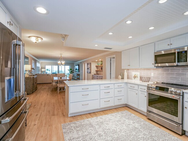 Building Photo - 8444 Oceanside Dr