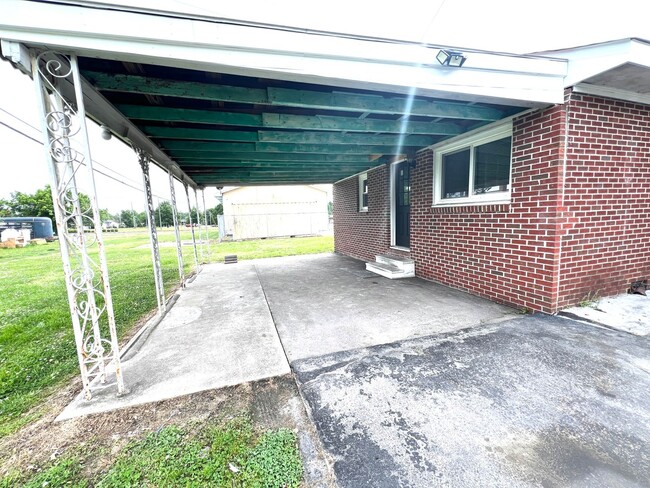Building Photo - 4 Bedroom 2 Bathroom Home Located in Empor...