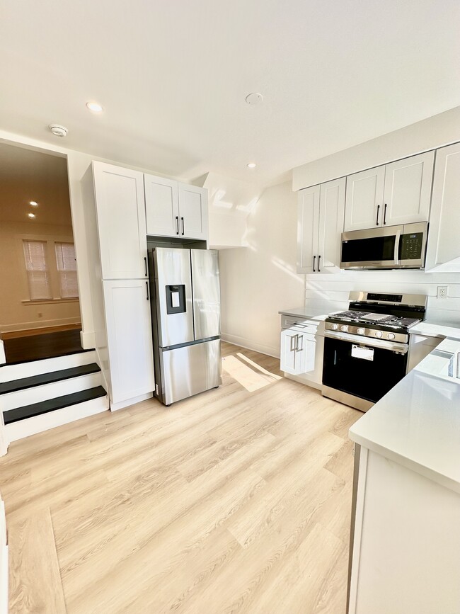 Building Photo - 23 Beecher Pl