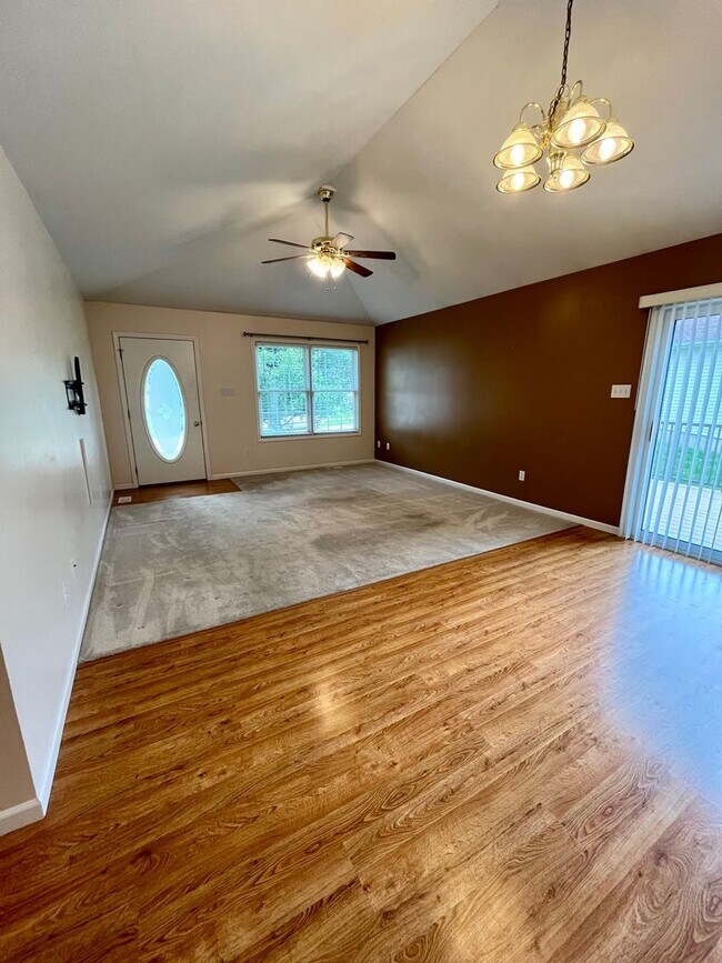Building Photo - Duplex | 2 Bed | 2 Bath