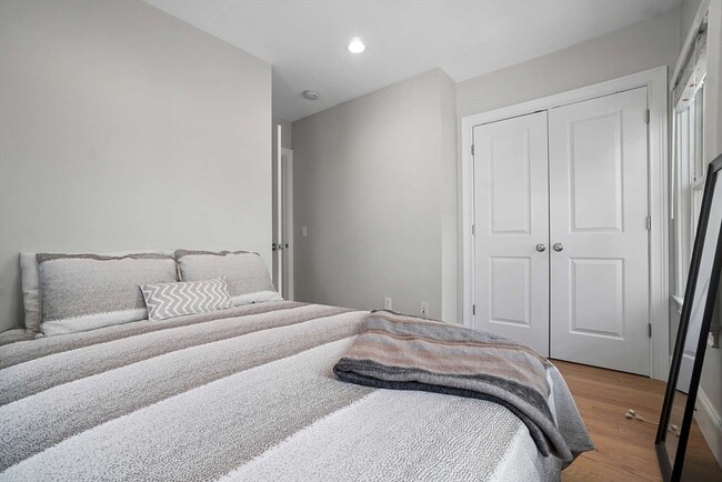 Building Photo - 208-210-210 W Seventh St