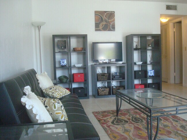 Livingroom - 415 N Halifax Ave