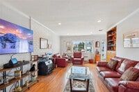 Building Photo - Don't miss out on this charming Syosset home!