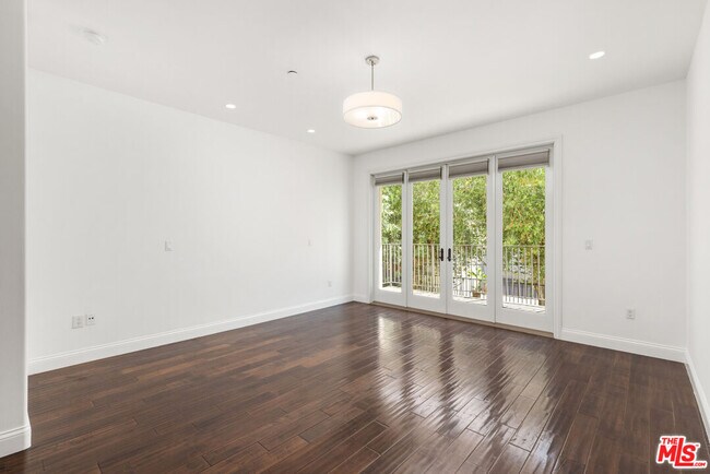 Building Photo - 320 S Swall Dr