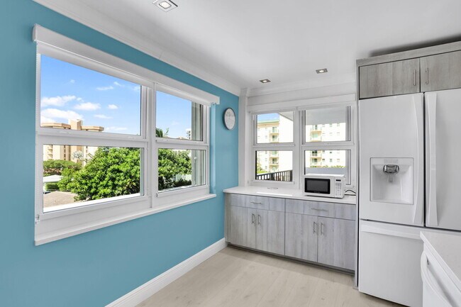 Building Photo - 405 N Ocean Blvd