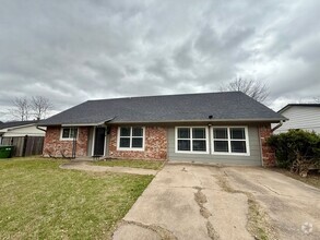 Building Photo - 4 Bedroom in a great location!